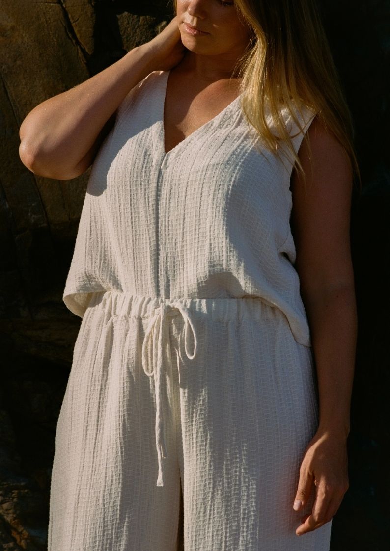 Relaxed fit Echo Pant Ecru in textured linen for everyday summer comfort