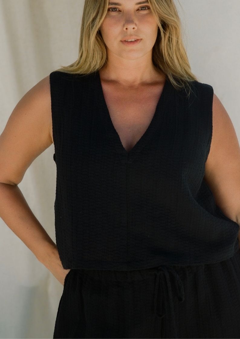 Echo Tank Black worn as summer essential in textured linen blend
